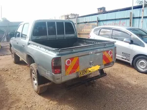 Toyota Hilux 2.5 Cab 2005 Gray