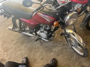 Bajaj Boxer 100 2025 Red