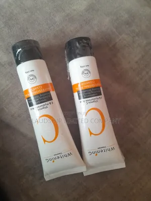 Vitamin C & Hyaluronic Acid Whitening Facial Cleanser 100g