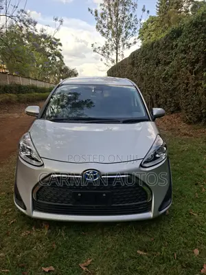 Toyota Sienta 1.5 Hybrid FWD 2019 Silver
