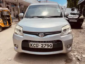 Toyota Sienta 1.5 FWD 2012 Silver