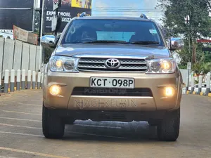 Toyota Fortuner 2.7 AWD 2012 Gold