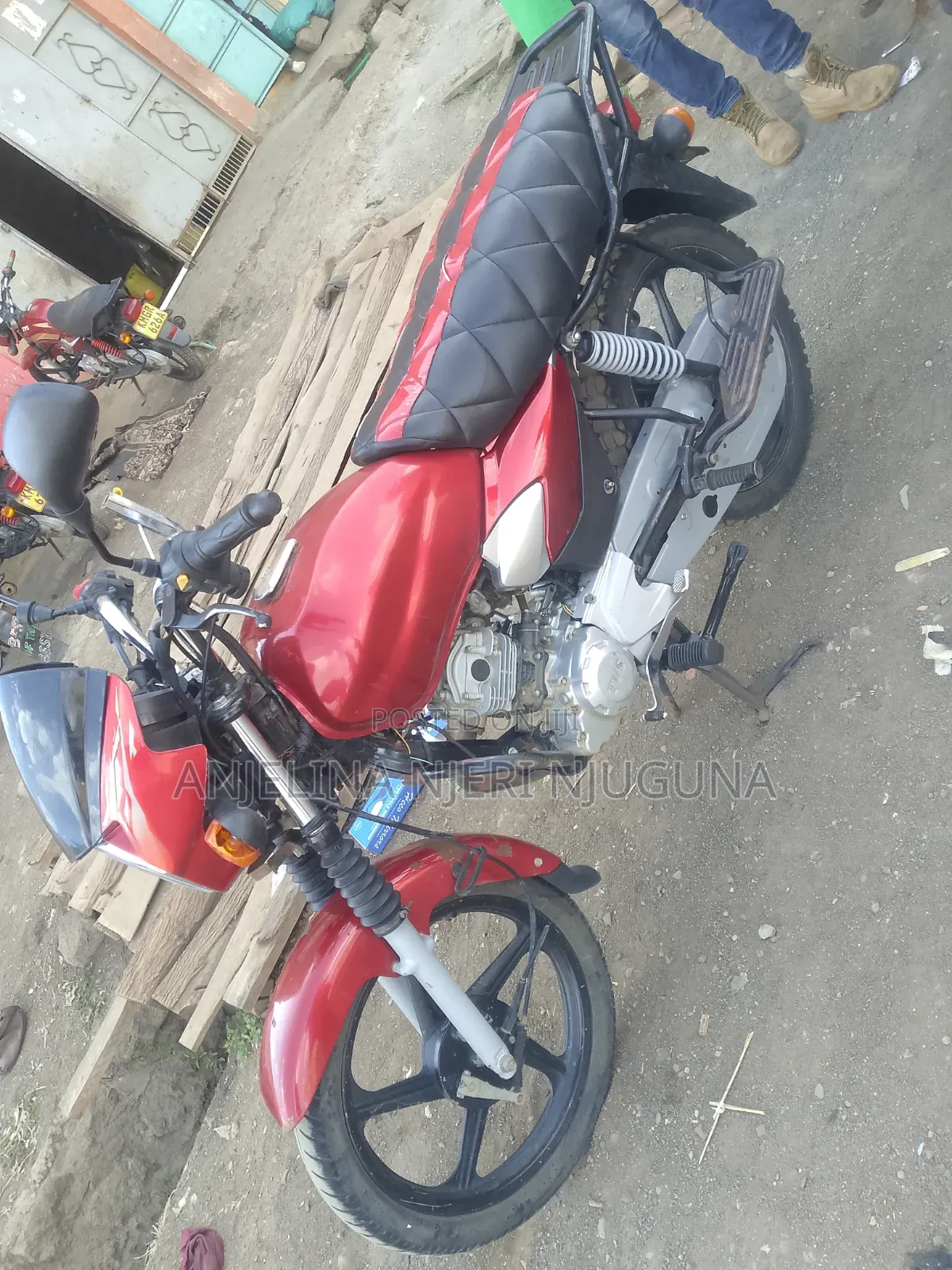 TVS HLX 125 2025 Red