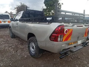 Toyota Hilux 2011 Silver