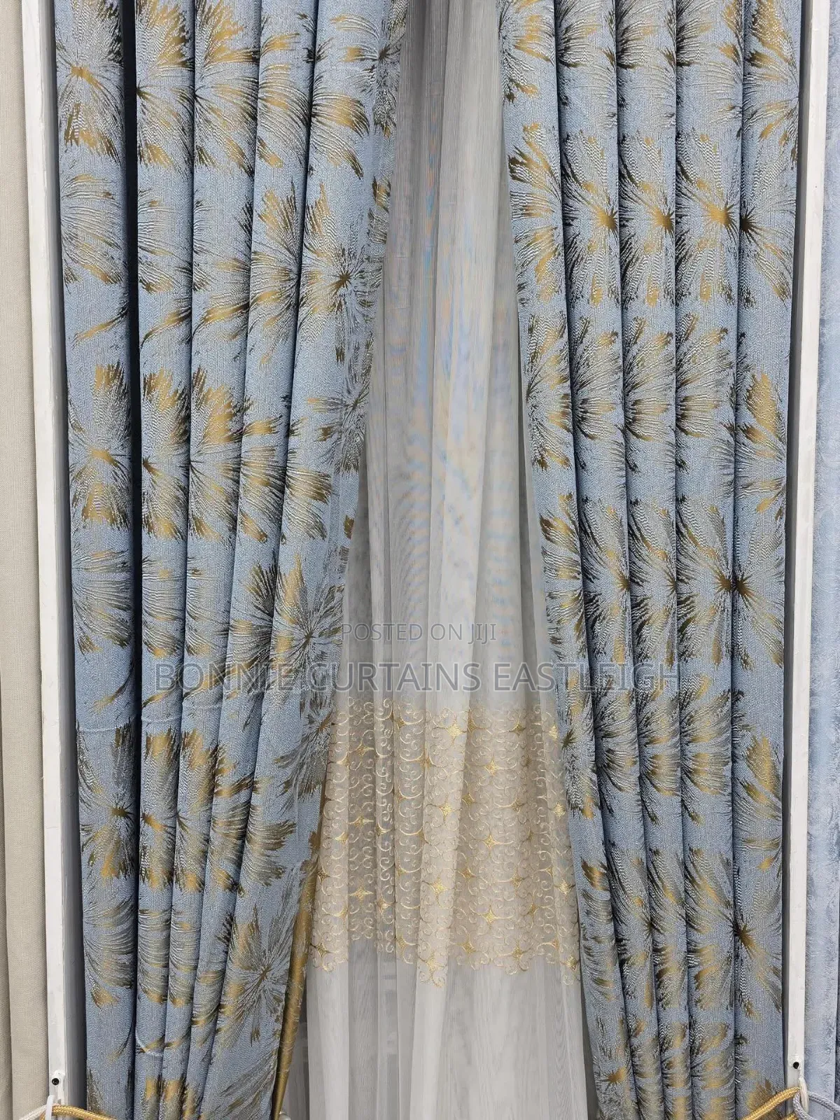 Good Looking and Elegant Curtains for Modern Living Rooms
