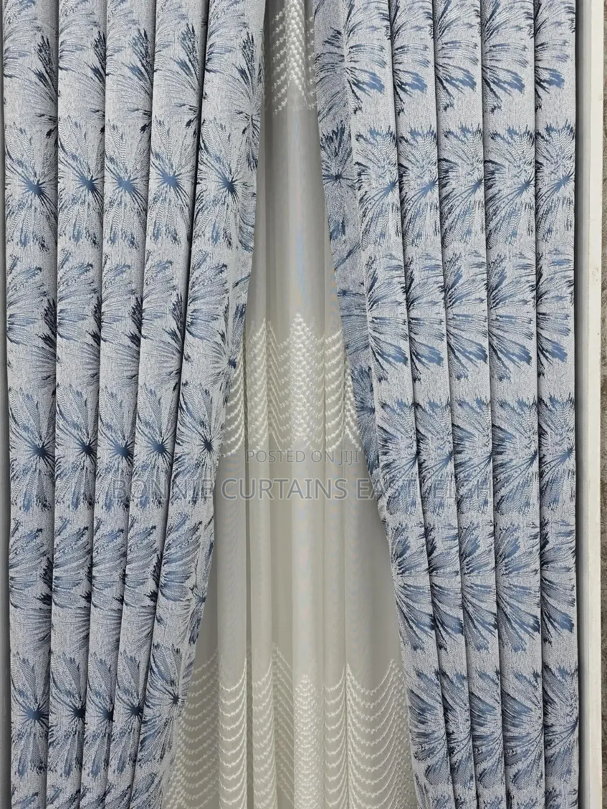 Good Looking and Elegant Curtains for Modern Living Rooms