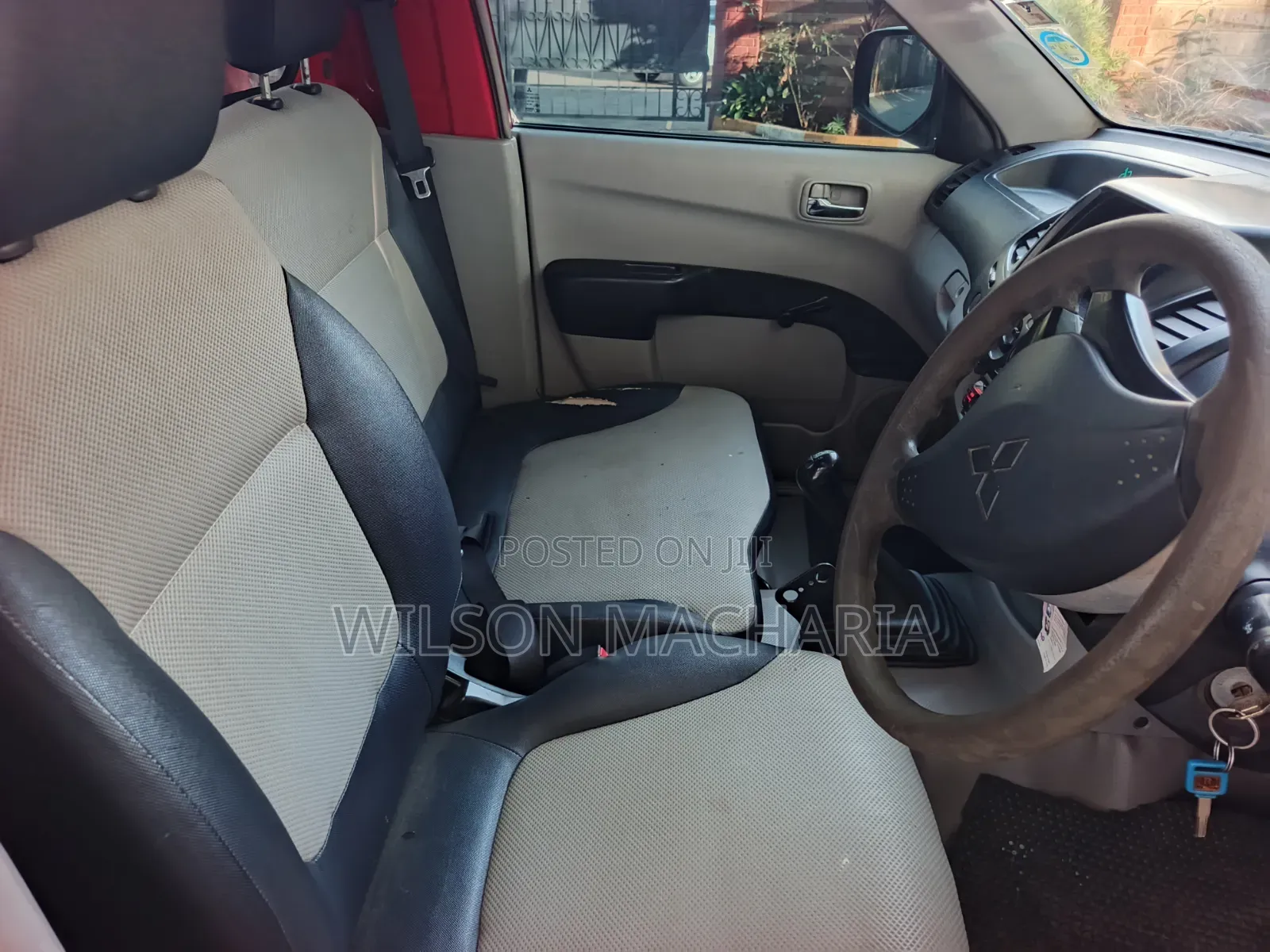 Mitsubishi L200 2012 Red
