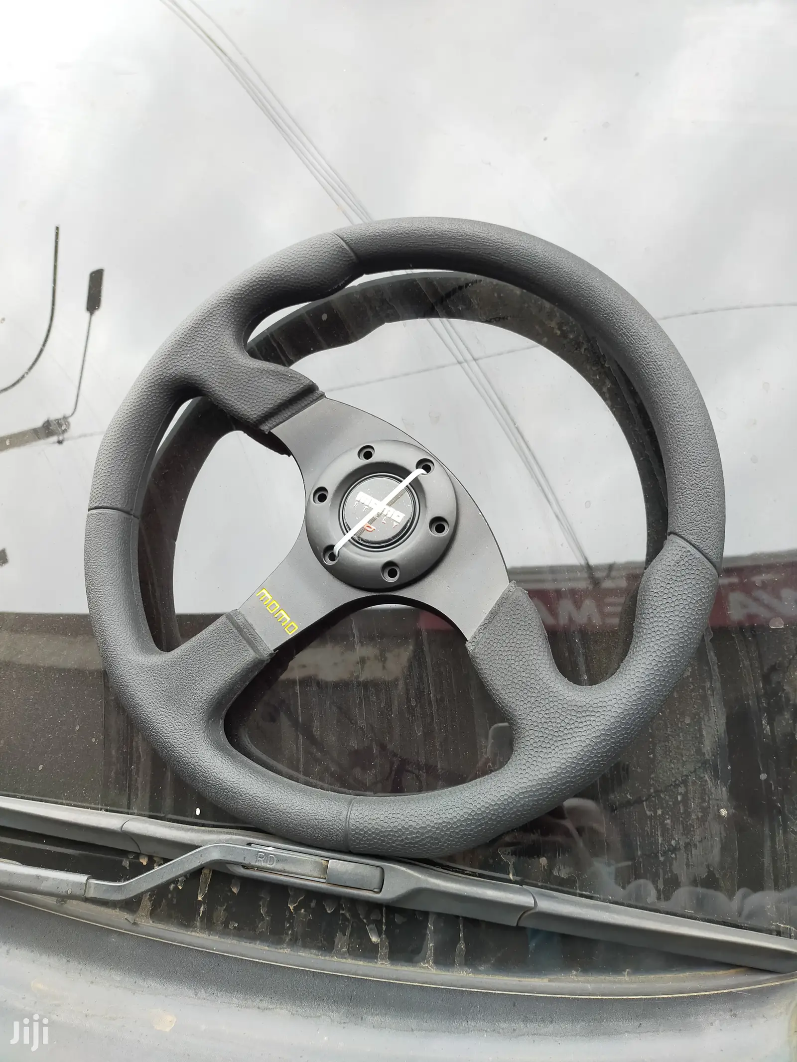 Steering Black Momo Mattle