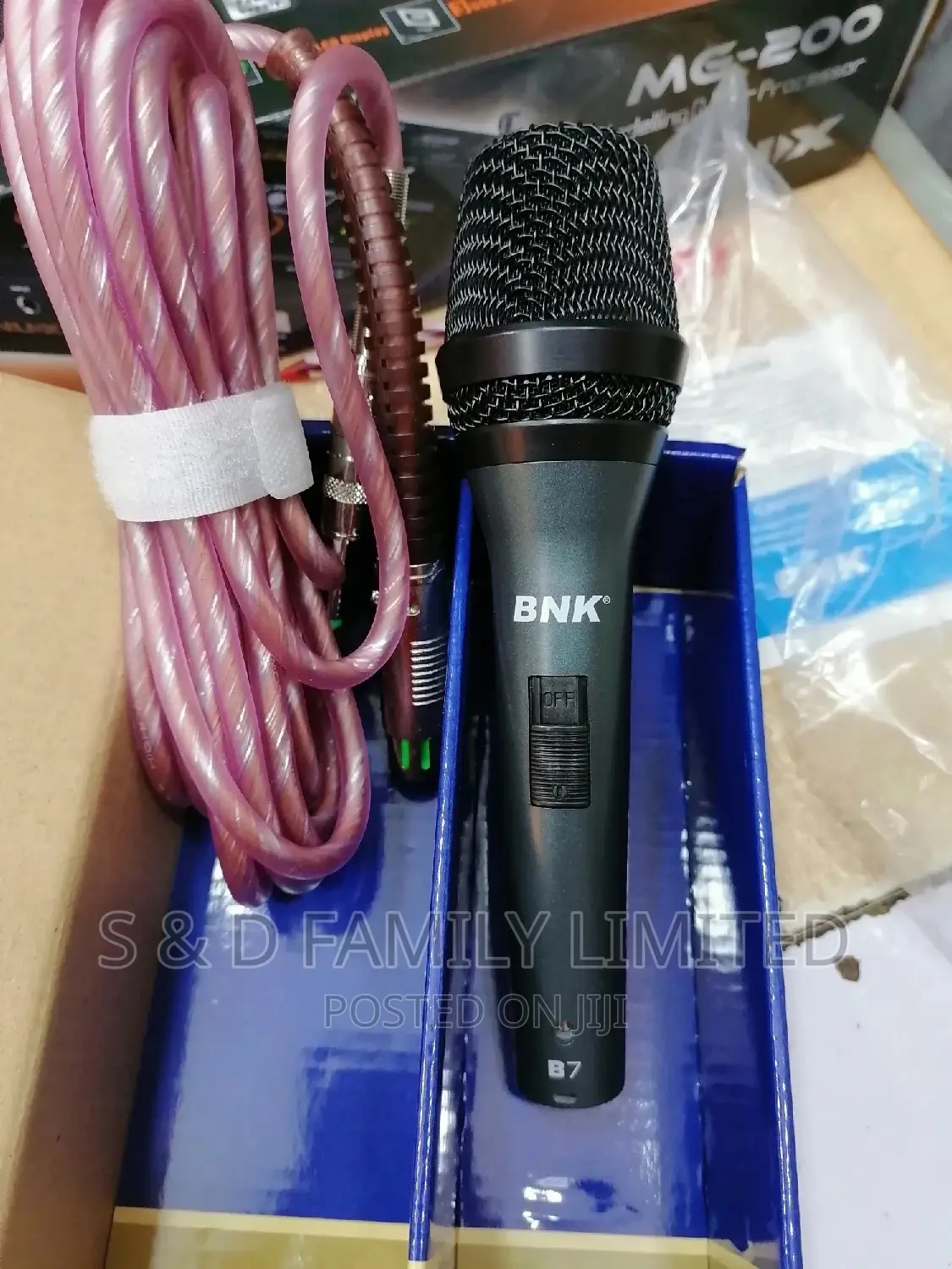 BNK B7 Wire Microphone