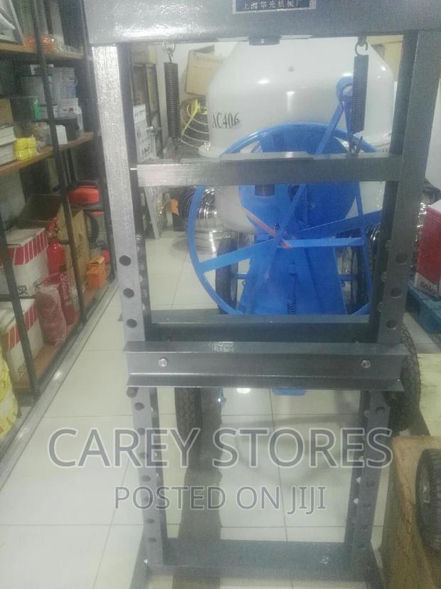 Hydraulic Press Machine - thumbnail 3